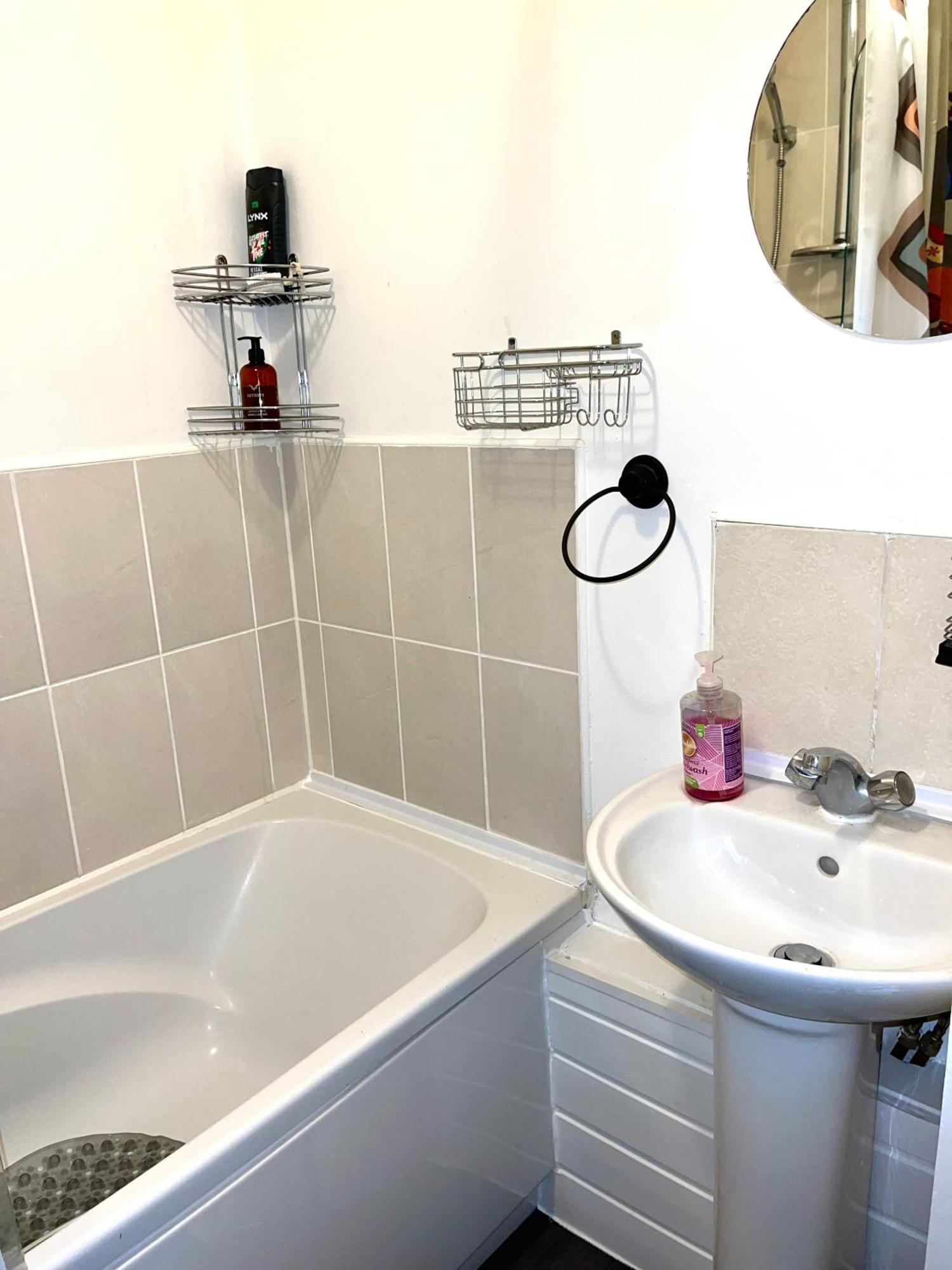 Crescent Apartment - Modern 1 Bedroom First Floor Goodmayes Ngoại thất bức ảnh