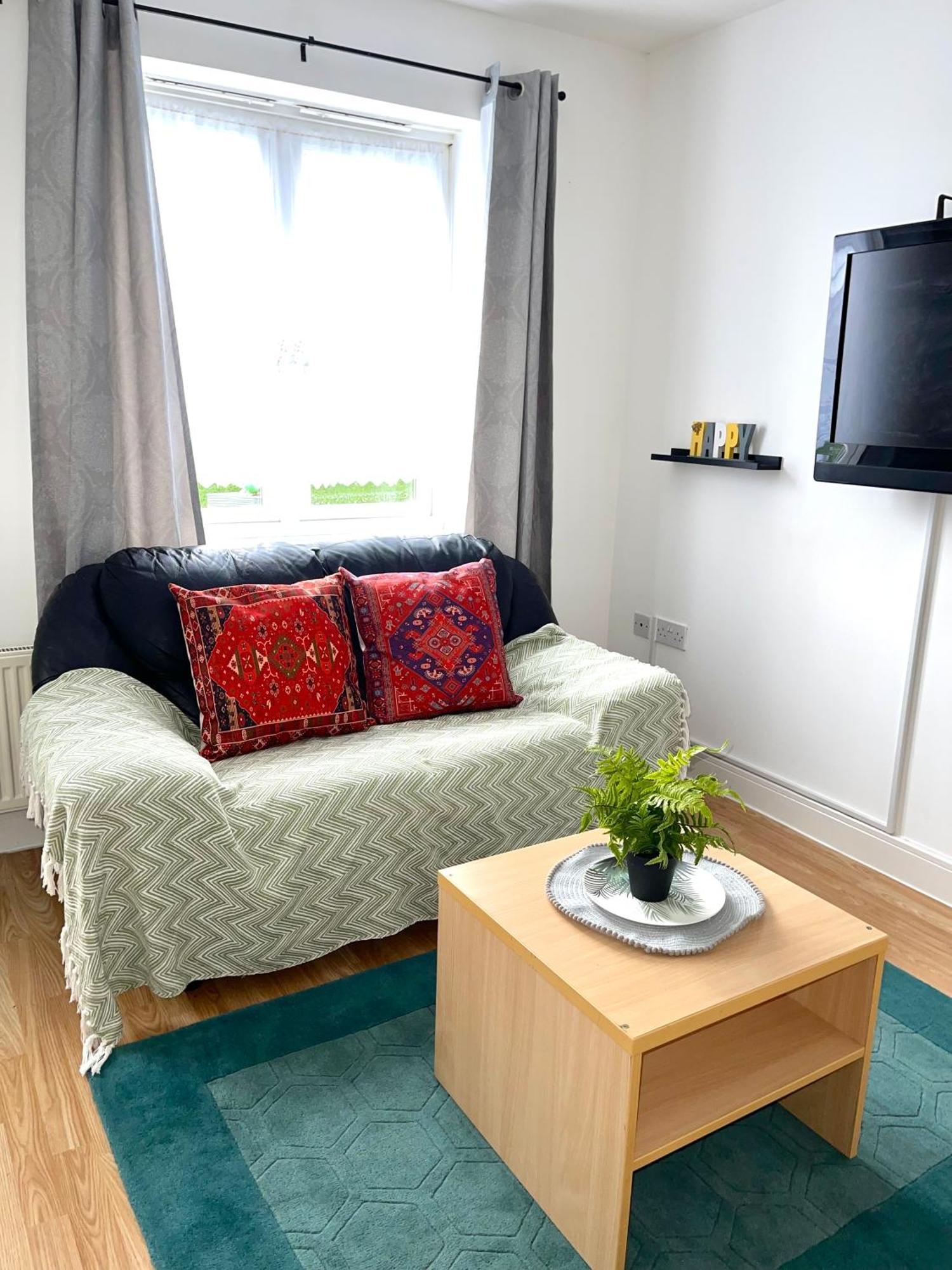 Crescent Apartment - Modern 1 Bedroom First Floor Goodmayes Ngoại thất bức ảnh
