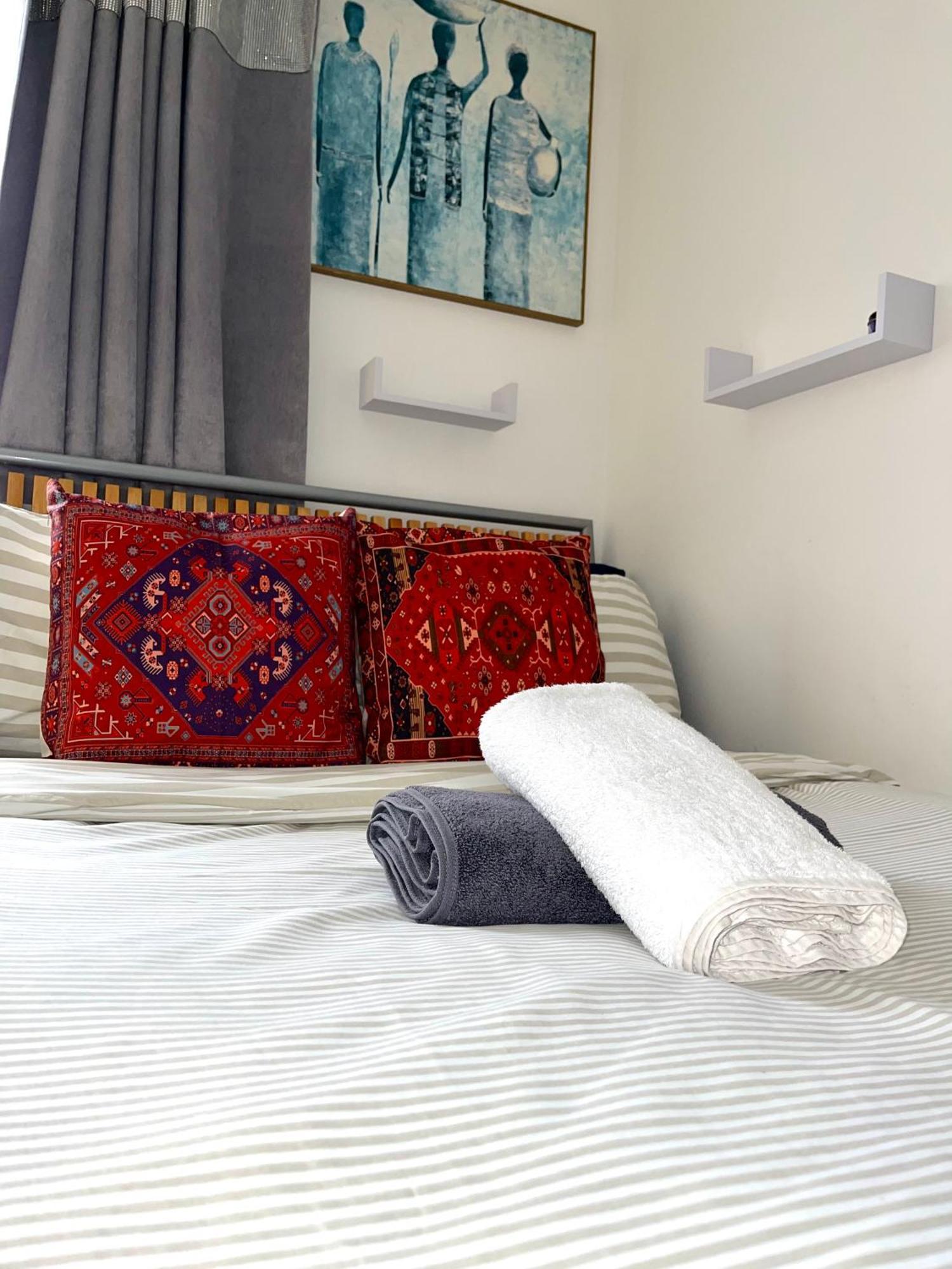Crescent Apartment - Modern 1 Bedroom First Floor Goodmayes Ngoại thất bức ảnh