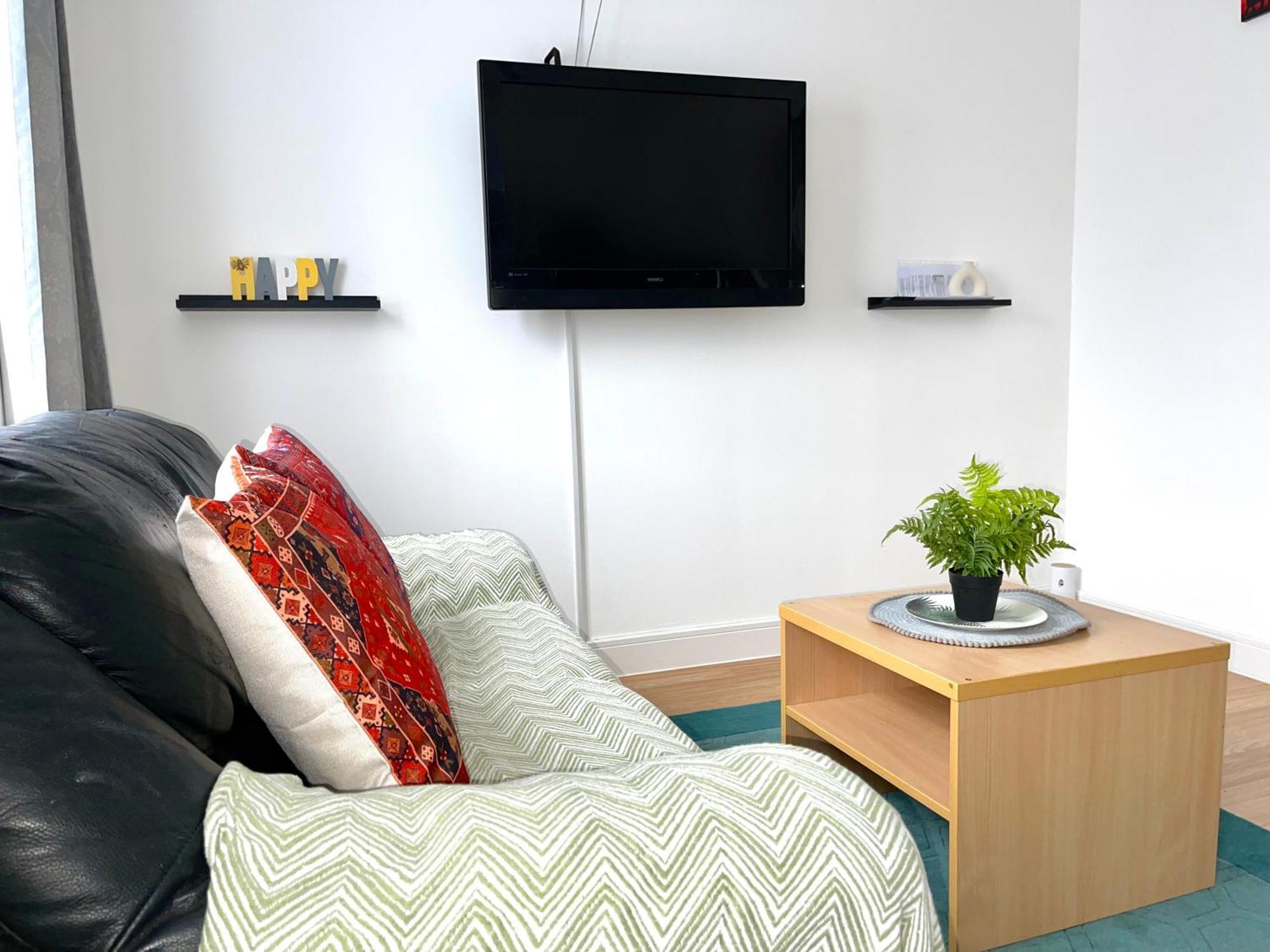 Crescent Apartment - Modern 1 Bedroom First Floor Goodmayes Ngoại thất bức ảnh